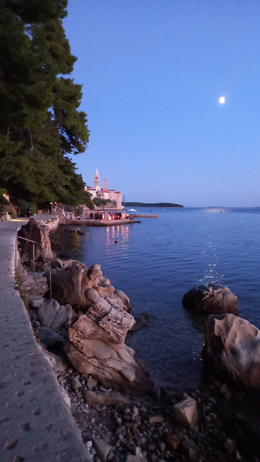 Restaurants and local cuisine